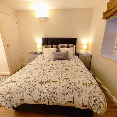 Cosy Central Modern Apartment Нантуич Екстериор снимка