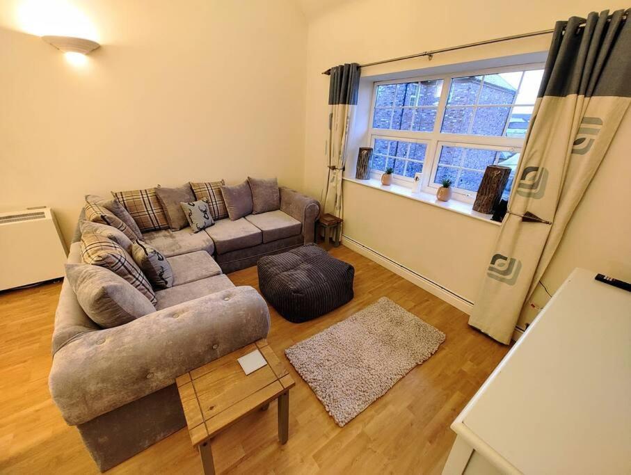 Cosy Central Modern Apartment Нантуич Екстериор снимка