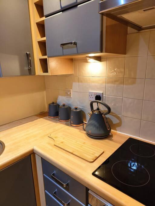 Cosy Central Modern Apartment Нантуич Екстериор снимка