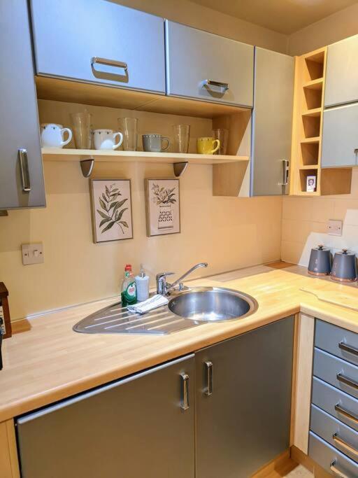 Cosy Central Modern Apartment Нантуич Екстериор снимка