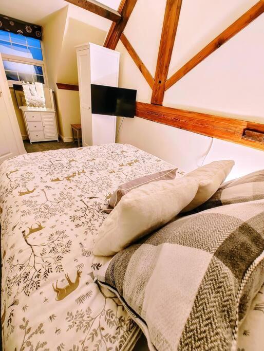 Cosy Central Modern Apartment Нантуич Екстериор снимка