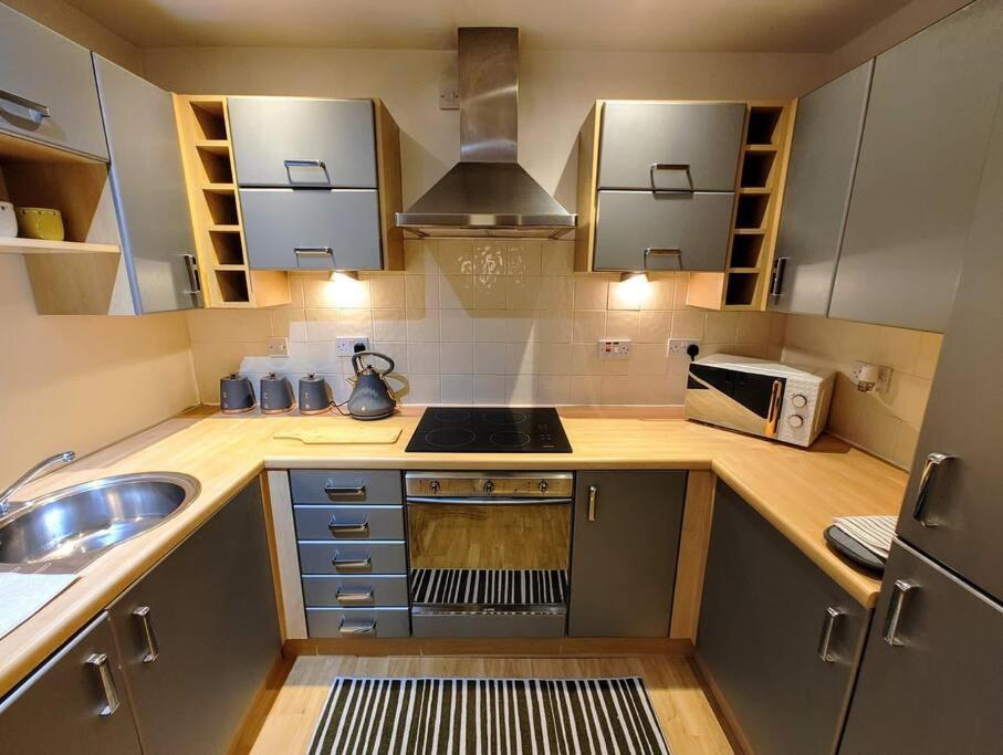 Cosy Central Modern Apartment Нантуич Екстериор снимка