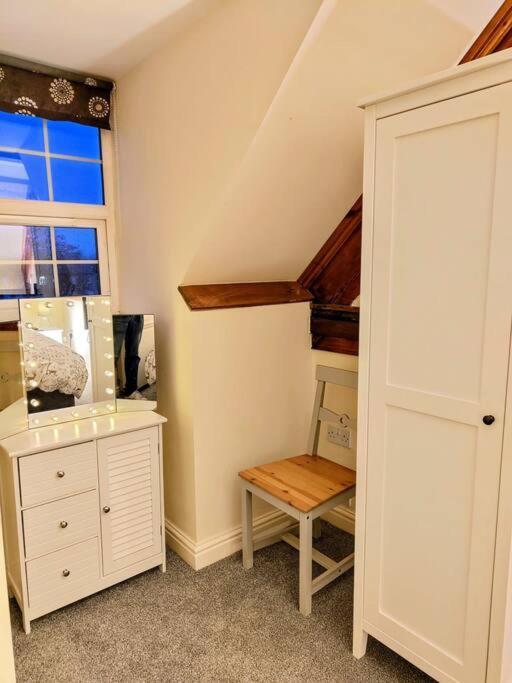 Cosy Central Modern Apartment Нантуич Екстериор снимка