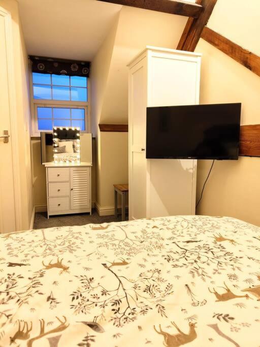 Cosy Central Modern Apartment Нантуич Екстериор снимка