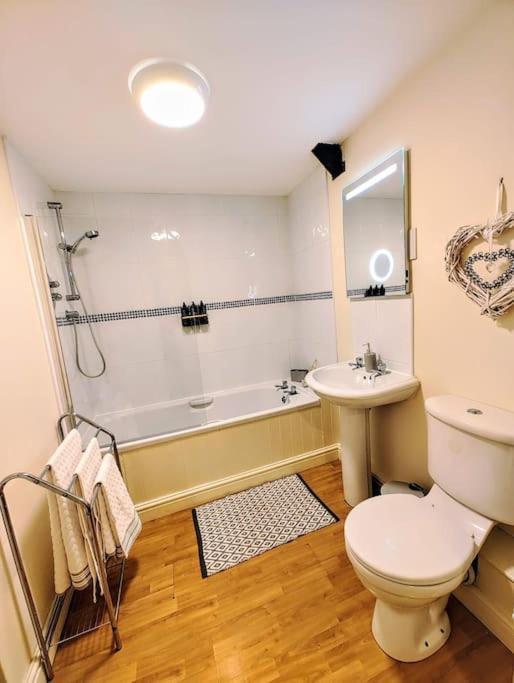Cosy Central Modern Apartment Нантуич Екстериор снимка