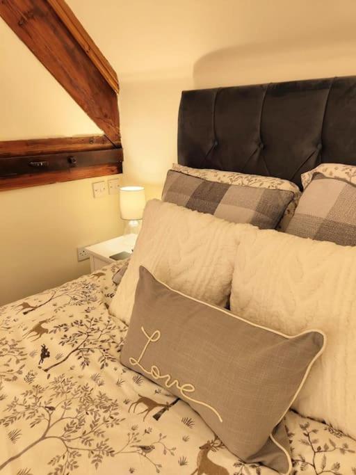 Cosy Central Modern Apartment Нантуич Екстериор снимка