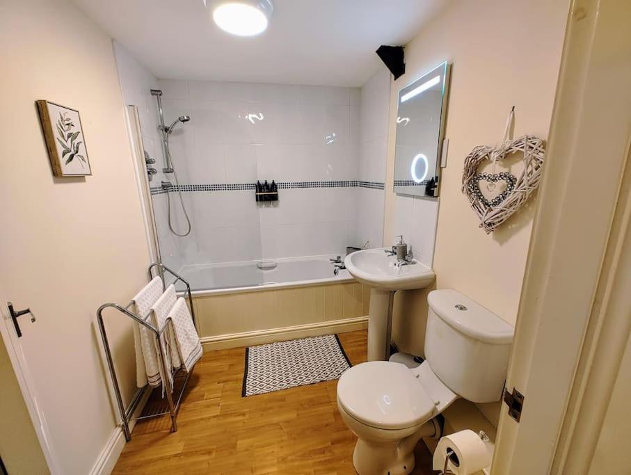 Cosy Central Modern Apartment Нантуич Екстериор снимка