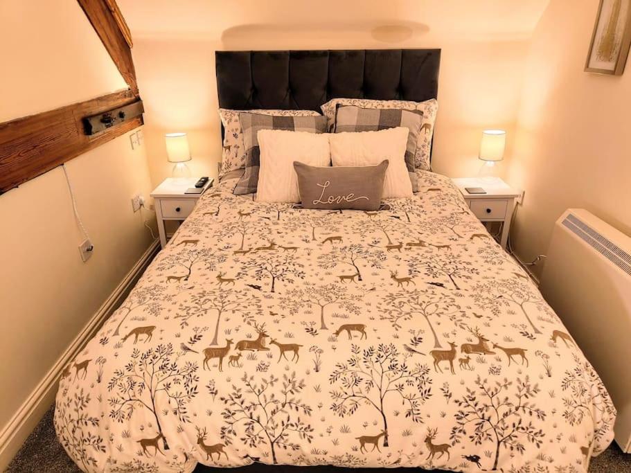Cosy Central Modern Apartment Нантуич Екстериор снимка
