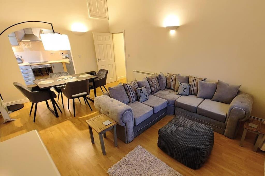 Cosy Central Modern Apartment Нантуич Екстериор снимка